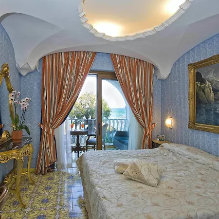 Delfini Otel 4*